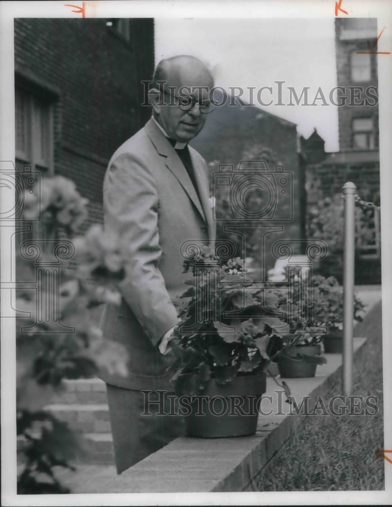 1964 Press Photo Bishop Nelson M. Bur, Trinity Cathedral - Historic Images