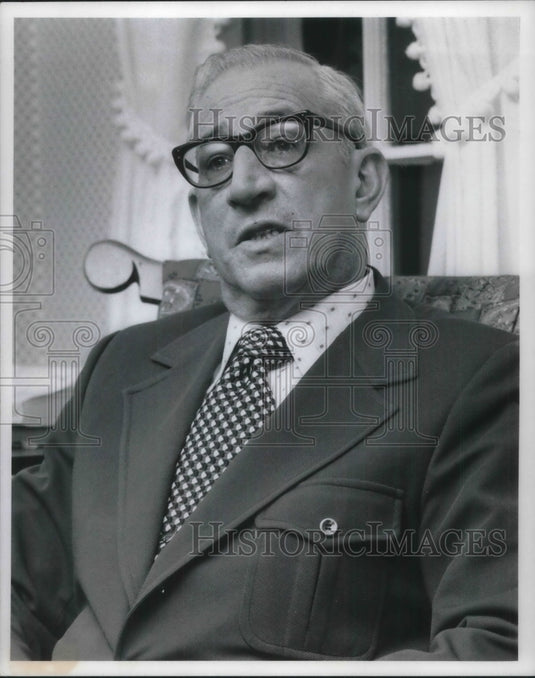 1972 Press Photo Supt. Lewis L. Burkhart of Rocky River. - Historic Images