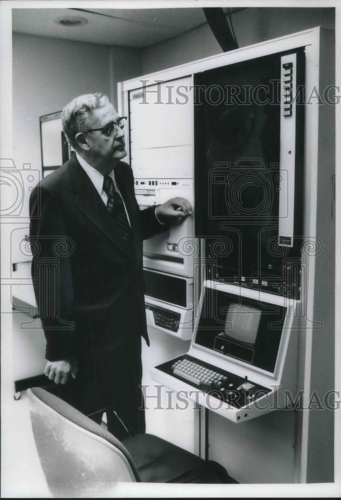 1979 Press Photo Dr.Kent Brown Editor of History book at St.Likes Hospital. - Historic Images