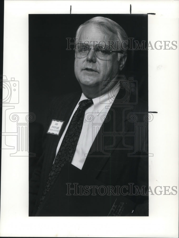 1990 Press Photo John Burlingame talk about donation to Cleveland Playhouse - Historic Images