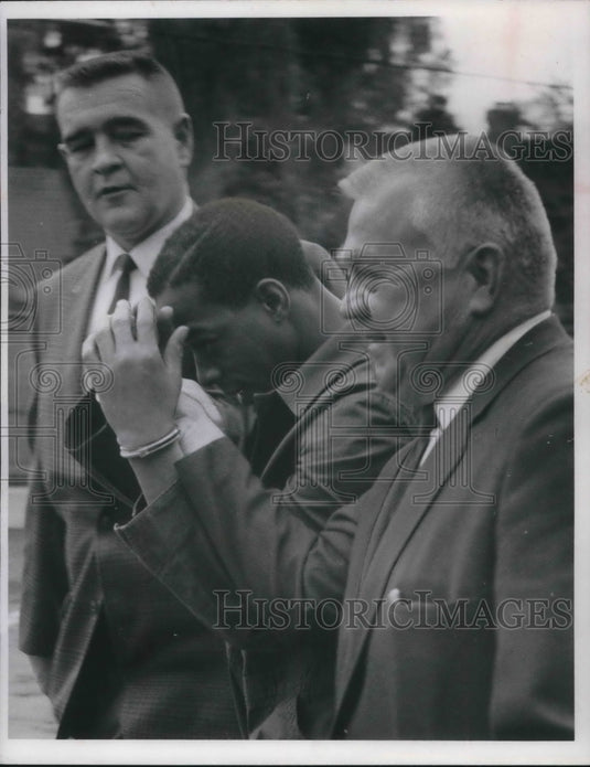 1967 Press Photo Robert W Barno captured by Shaker Heights detectives - Historic Images
