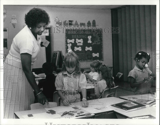 1990 Media Photo Miles Park School volunteer Barbara banks works with members - Historic Images