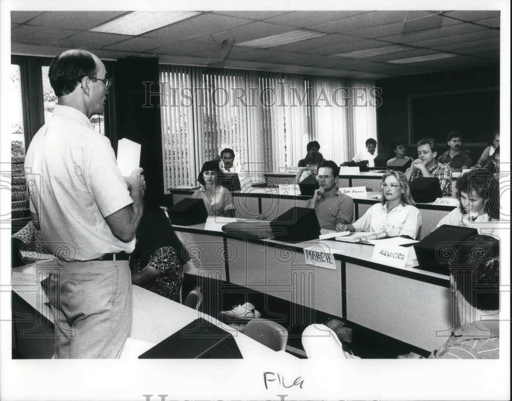 1988 Press Photo John Aram Teaches Ethical Issues Course at CWU Business School - Historic Images