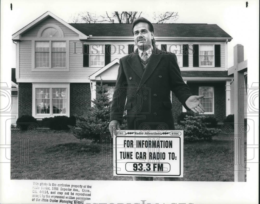 1988 Press Photo Century 21 Assoc broker Gregg Boehelefeld &amp; a house sign - Historic Images