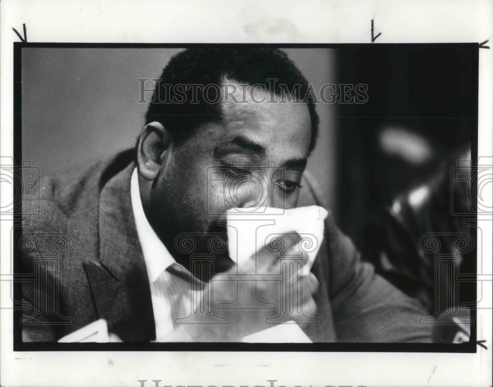 1989 Press Photo Councilman Tyrone Bolden explains events to council - Historic Images