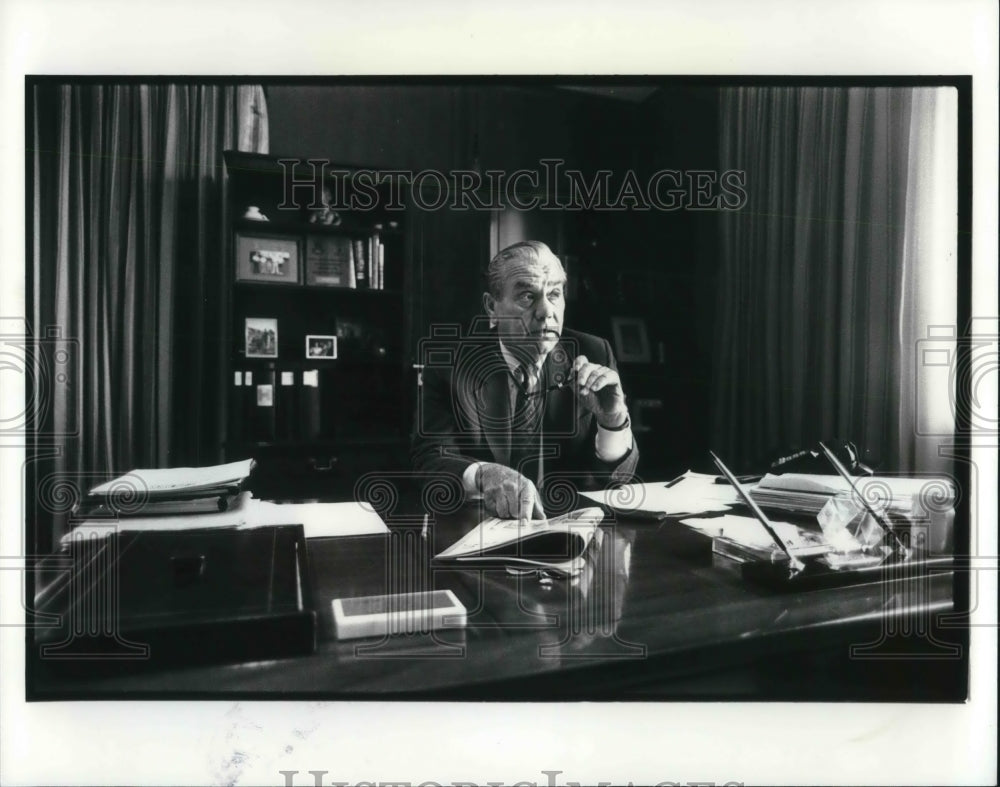 1987 Press Photo Robert Broadbent, Pres, of Higbee&#39;s in his office downtown - Historic Images