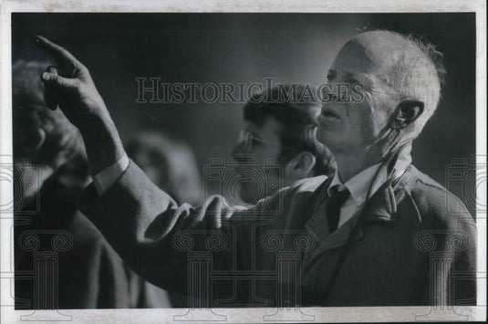 1971 Press Photo Benjamin Bole directs a bird watchers walk - cva03651 - Historic Images