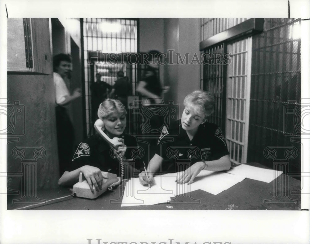 1989 Press Photo Emily Burke and Christine Mihelich correction officers - Historic Images