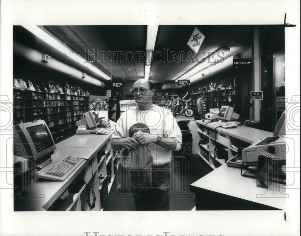 1987 Press Photo Sam Borensztein &amp; Interior Of Video City Inc - Historic Images