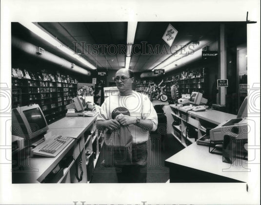 1987 Press Photo Sam Borensztein & Interior Of Video City Inc - Historic Images