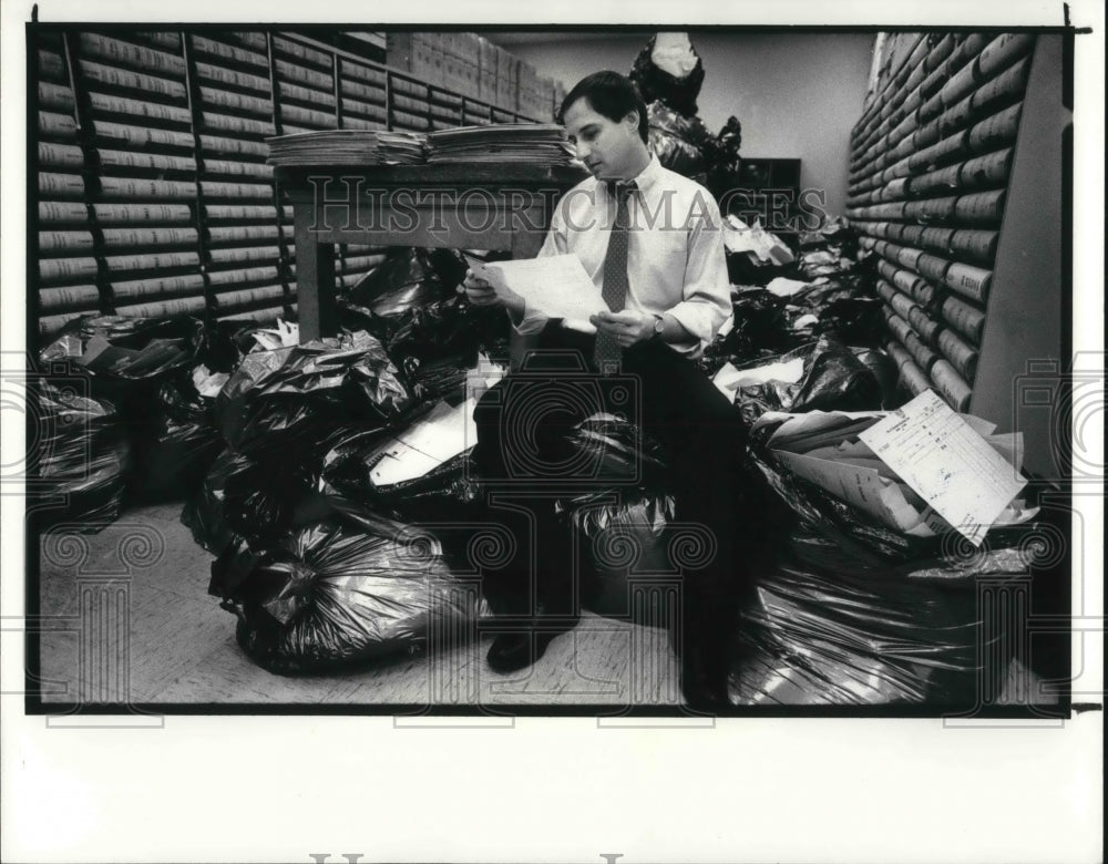 1988 Press Photo Clerk of Courts Benny Bonanno With Records to Be Destroyed - Historic Images