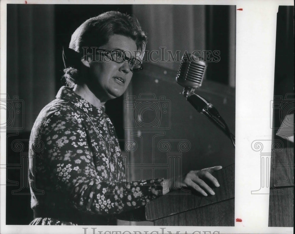 1971 Media Photo Erma Bombeck speaking into microphone - Historic Images