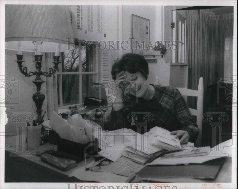 1969 Media Photo Erma Bombeck columnist at work at her desk - Historic Images