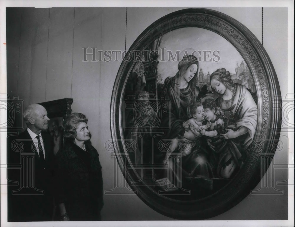 1966 Press Photo Mr &amp; Mrs Bole at private art gallery behind Holden home - Historic Images