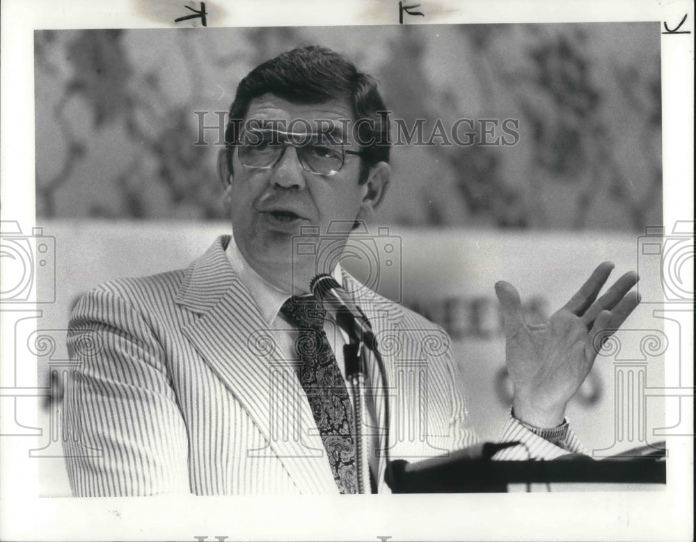 1982 Press Photo GOP candidate Clarence Brown at Ohio Convention Bond Court - Historic Images