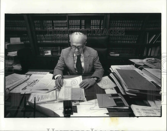 1984 Press Photo Ohio Supreme Court Justice Clifford Brown in his office - Historic Images