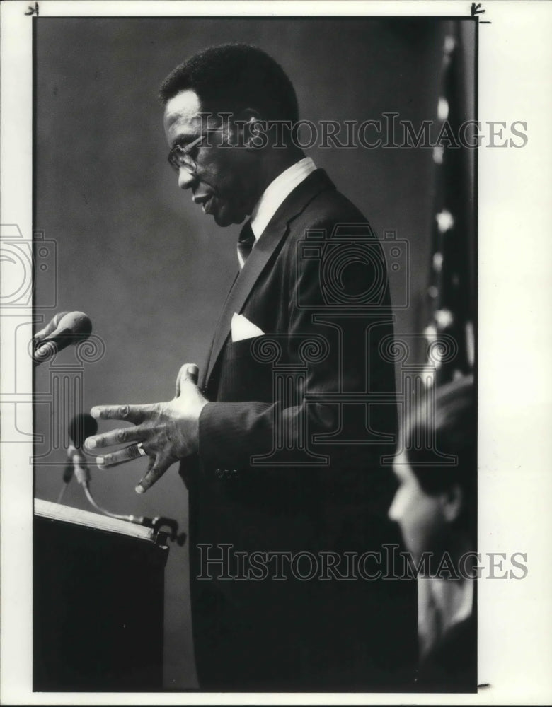 1984 Press Photo Virgil Brown debates Benny Bonanno at City Club - Historic Images