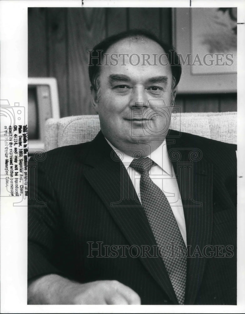 1988 Press Photo Gifford Brown Manager of the Ford Engine Plant Brookpark Ohio - Historic Images