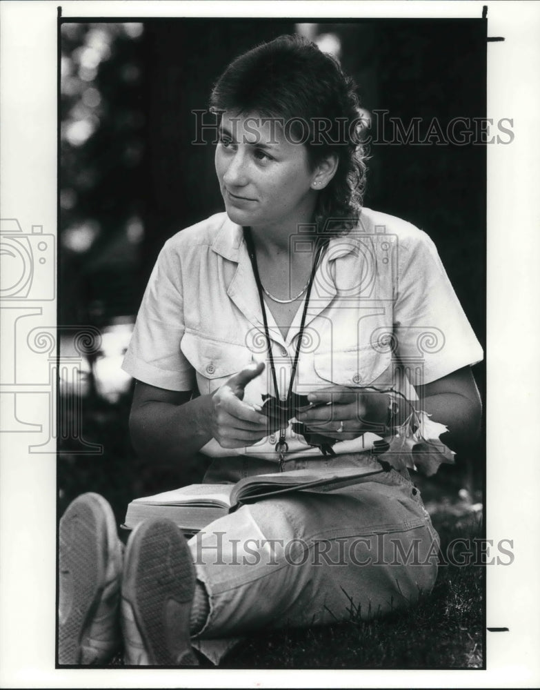 1988 Press Photo Marilyn Brandt, identifying an oak tree - Historic Images