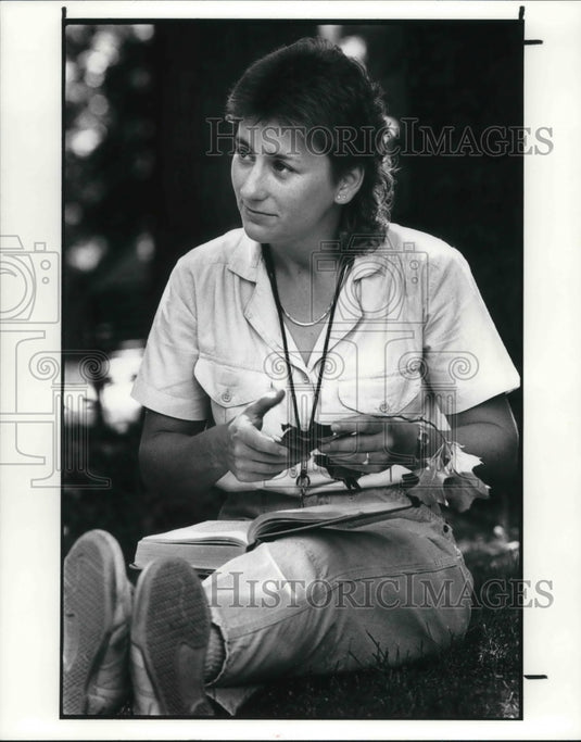 1988 Press Photo Marilyn Brandt, identifying an oak tree - Historic Images