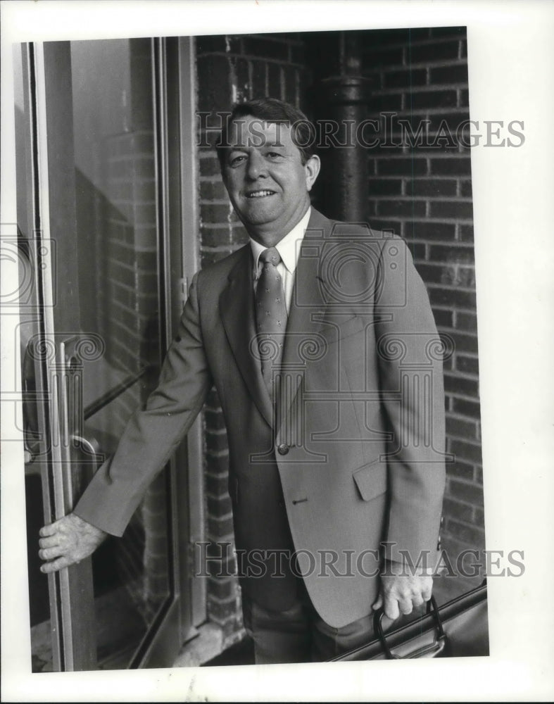 1981 Press Photo Dr Gary V Branson New Superintendent of Schools North Olmsted - Historic Images