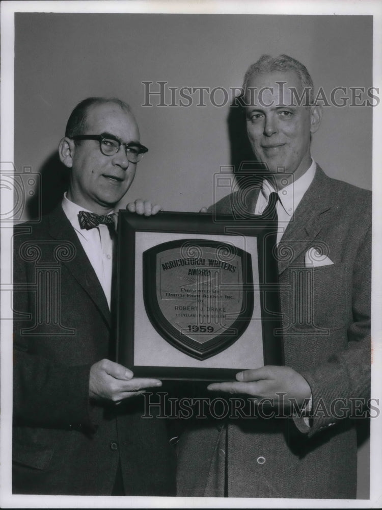 1959 Press Photo Bob Drake Presents Wright Bryan With Agricultural Writers Award - Historic Images