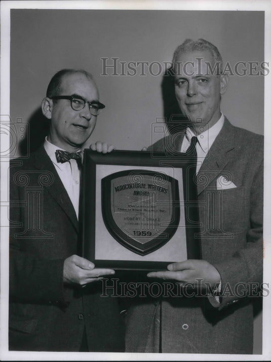 1959 Press Photo Bob Drake Presents Wright Bryan With Agricultural Writers Award - Historic Images
