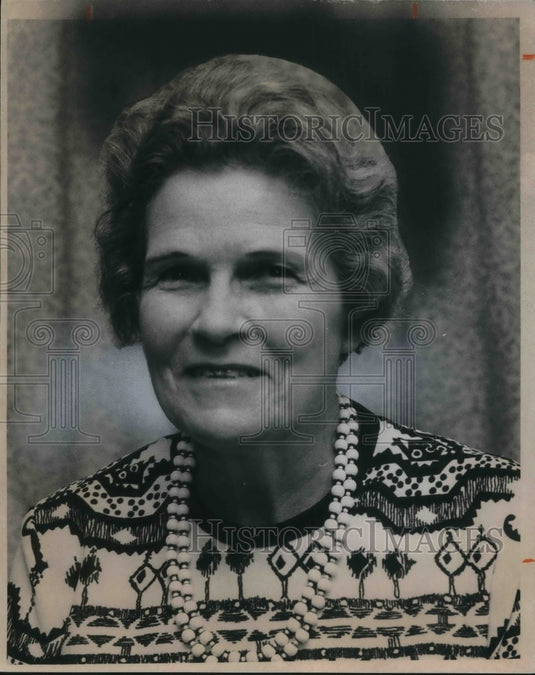 1975 Press Photo Margaret Brezine Hostage Of CE Watkins At Society National Bank - Historic Images