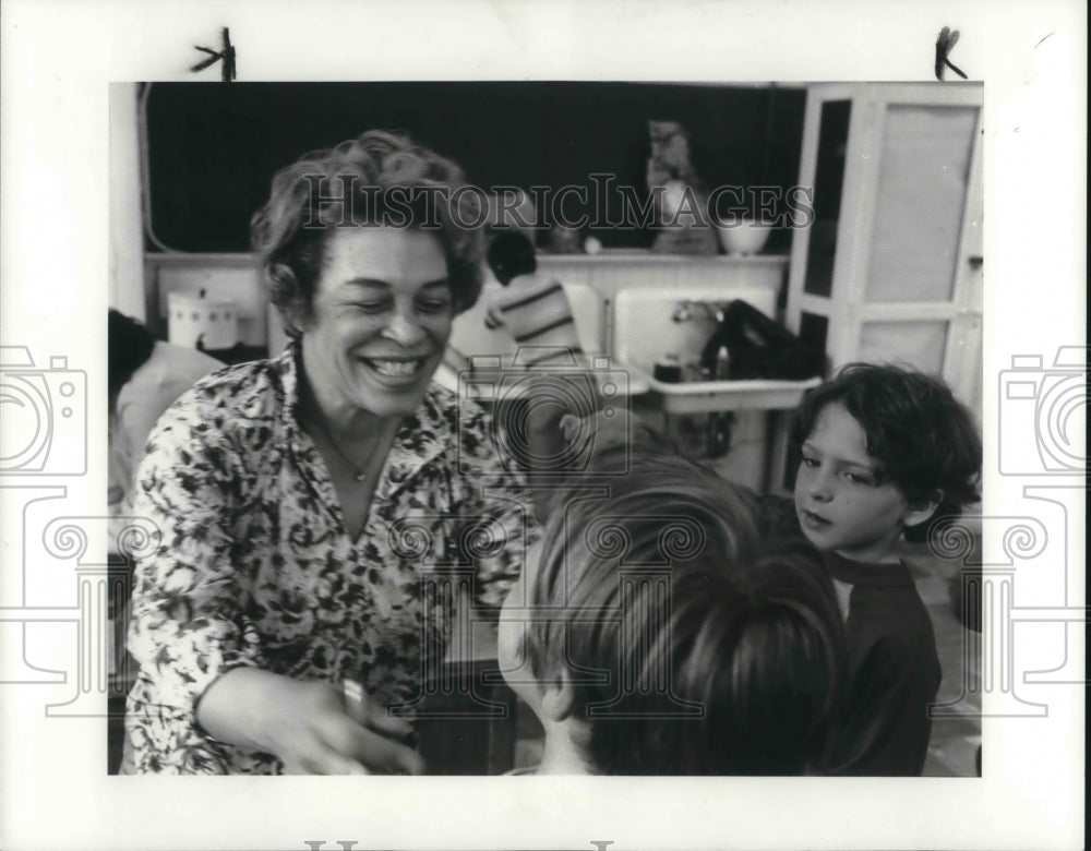 1982 Press Photo Geraldine Brown and Cub Scouts at Mound Elm - Historic Images