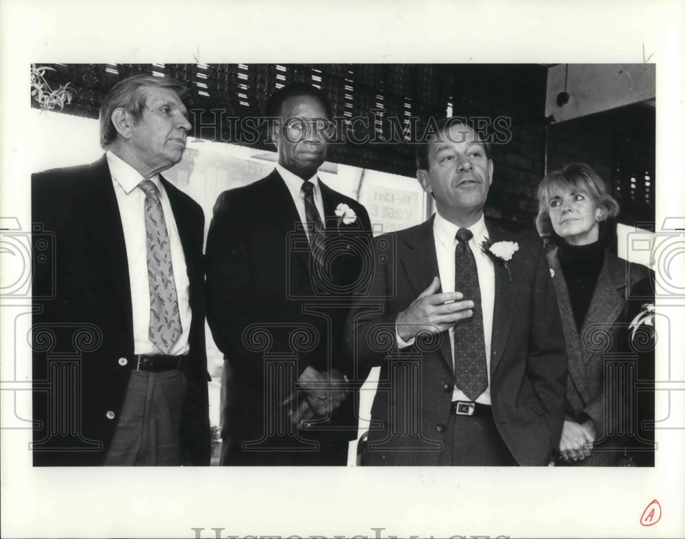 1988 Press Photo Bob Hughes, Virgil Brown, Mayor Voinoich and his wife Janet - Historic Images