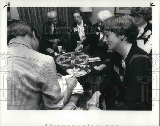 1984 Press Photo Pete Boyle Does Algebra While Family Plays Trivial Pursuit - Historic Images