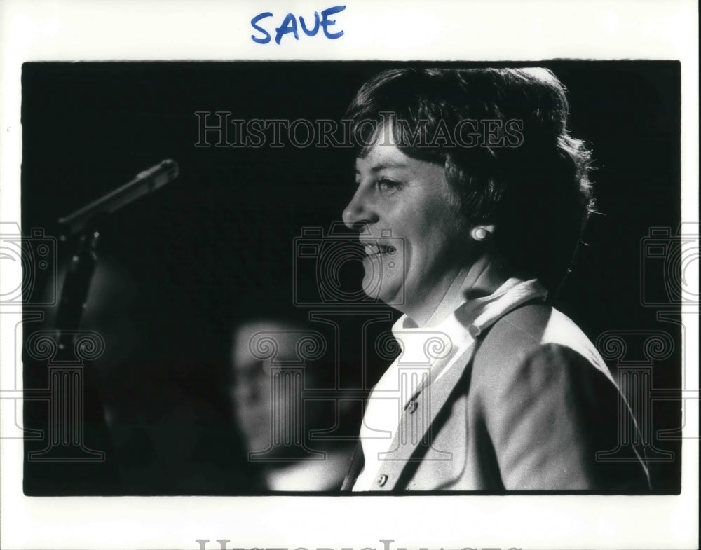 1985 Press Photo County Commissioner Mary Boyle at Pewter Mug - Historic Images