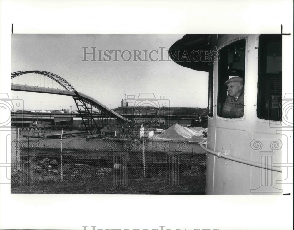 1991 Press Photo Duff Brace Looks Out Great Lakes Pilot House WIndow - Historic Images