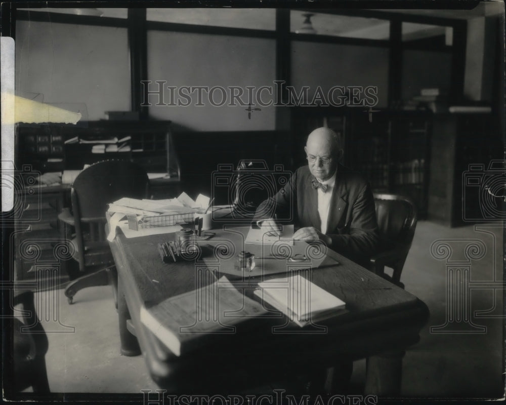 Press Photo John Bourke at his office - Historic Images