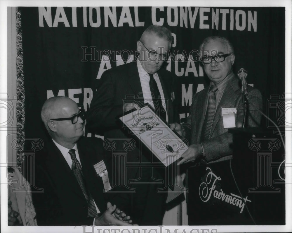 1971 Press Photo Jacques Cunningham Stephen Blossom and Arthur Farr With Award - Historic Images