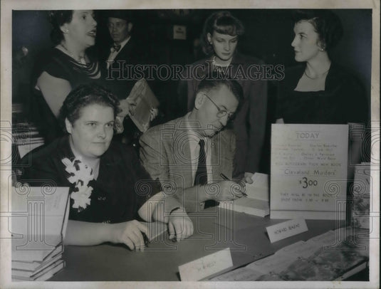 1947 Press Photo MR Kelley &Howard Beaufait Autographing Cleveland Murder Book - Historic Images