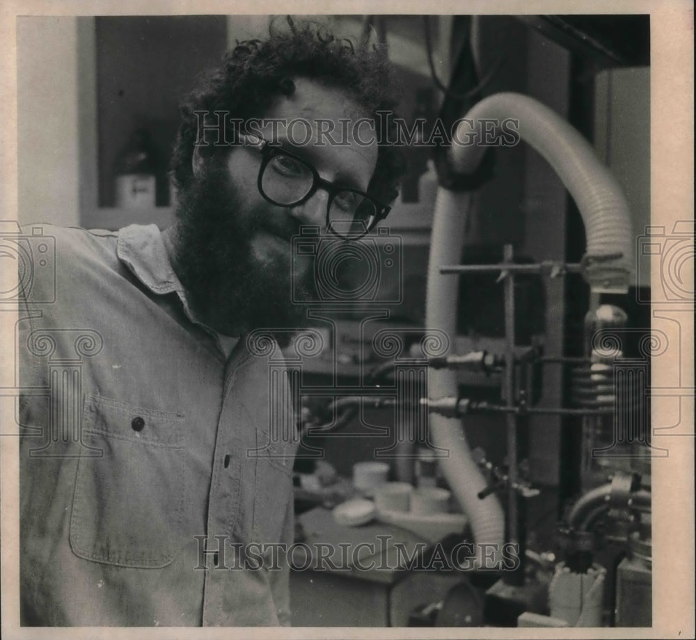 1975 Press Photo Dr. Jim K. Aronson Case Western University Nutty Professor - Historic Images