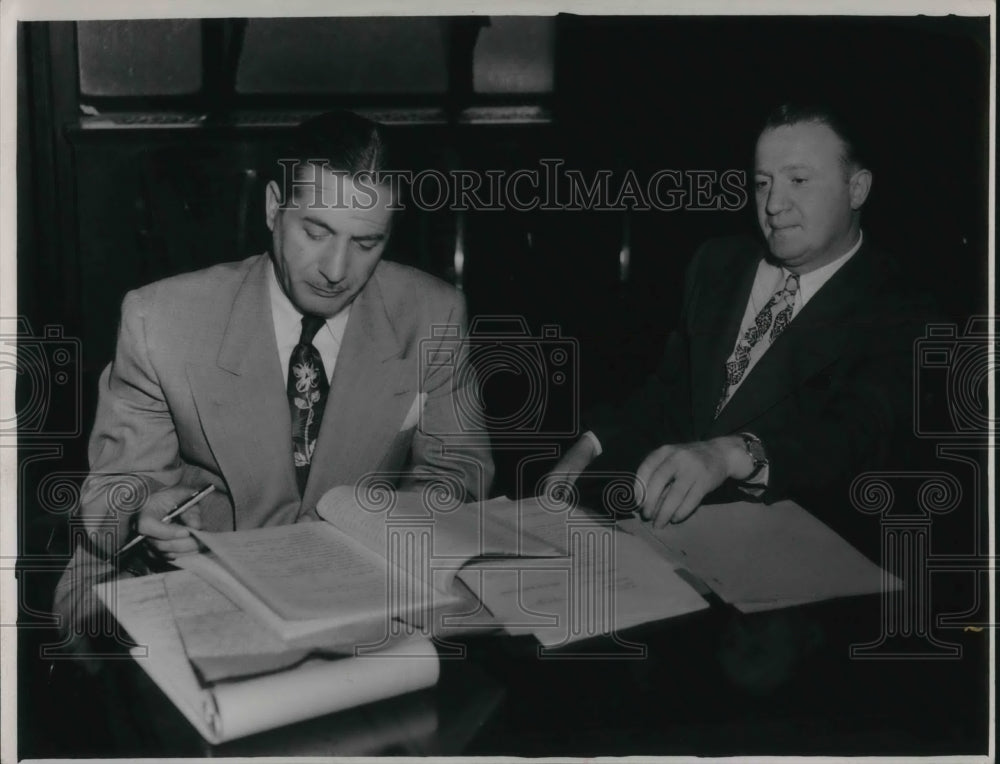 1950 Press Photo Alex Birns and lawyer at Jury-Tampering hearing - Historic Images