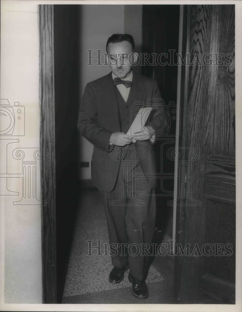 1954 Press Photo First wittness Dr. Lester Adelsan arrives in court room. - Historic Images
