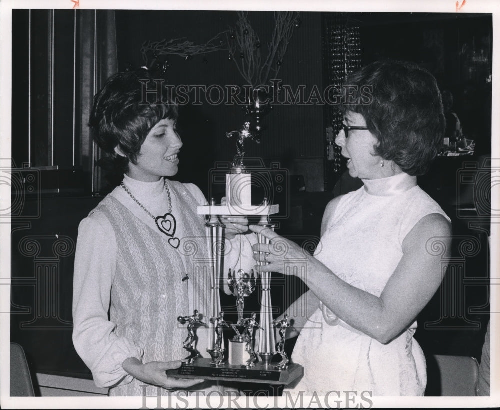 1971 Press Photo Juline Brier Accepts Bowling Trophy From Mary Briddick - Historic Images