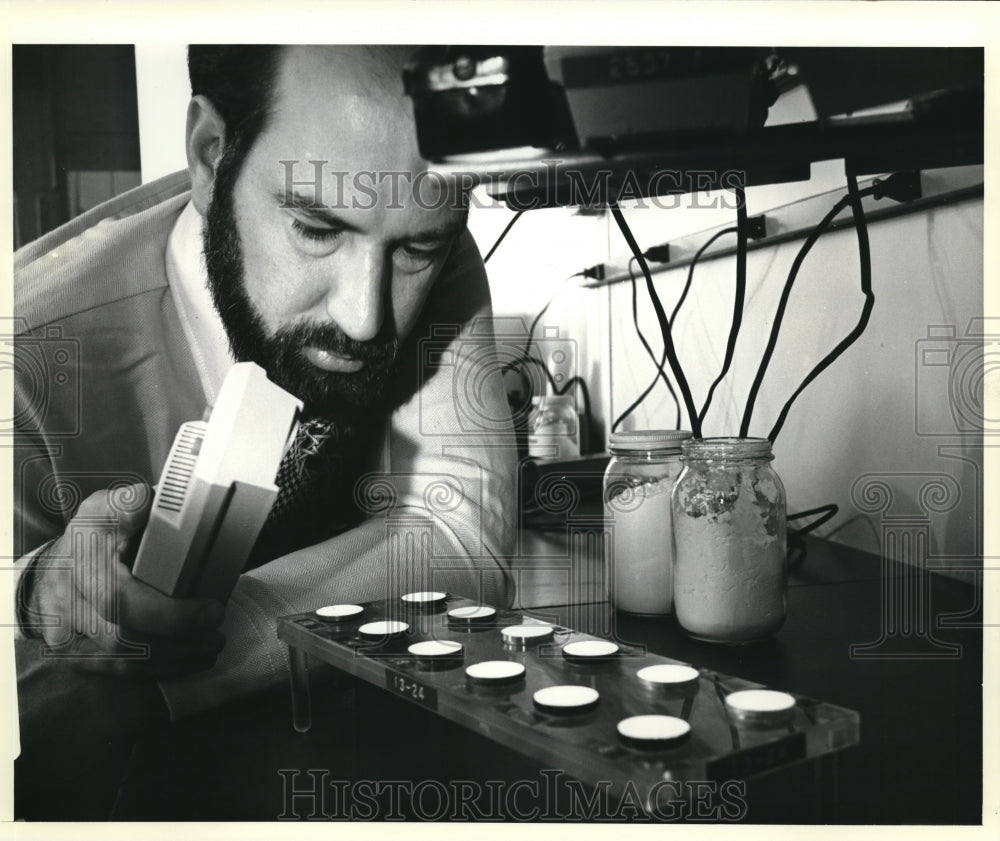 1981 Press Photo Dr. R. L. Bateman Conducting Spectral Measuresments of Phosphor - Historic Images