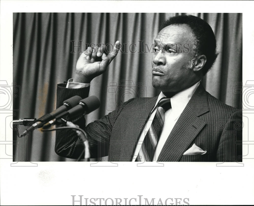 1985 Press Photo Cleveland Mayoral Candidate James W. Barrett - Historic Images