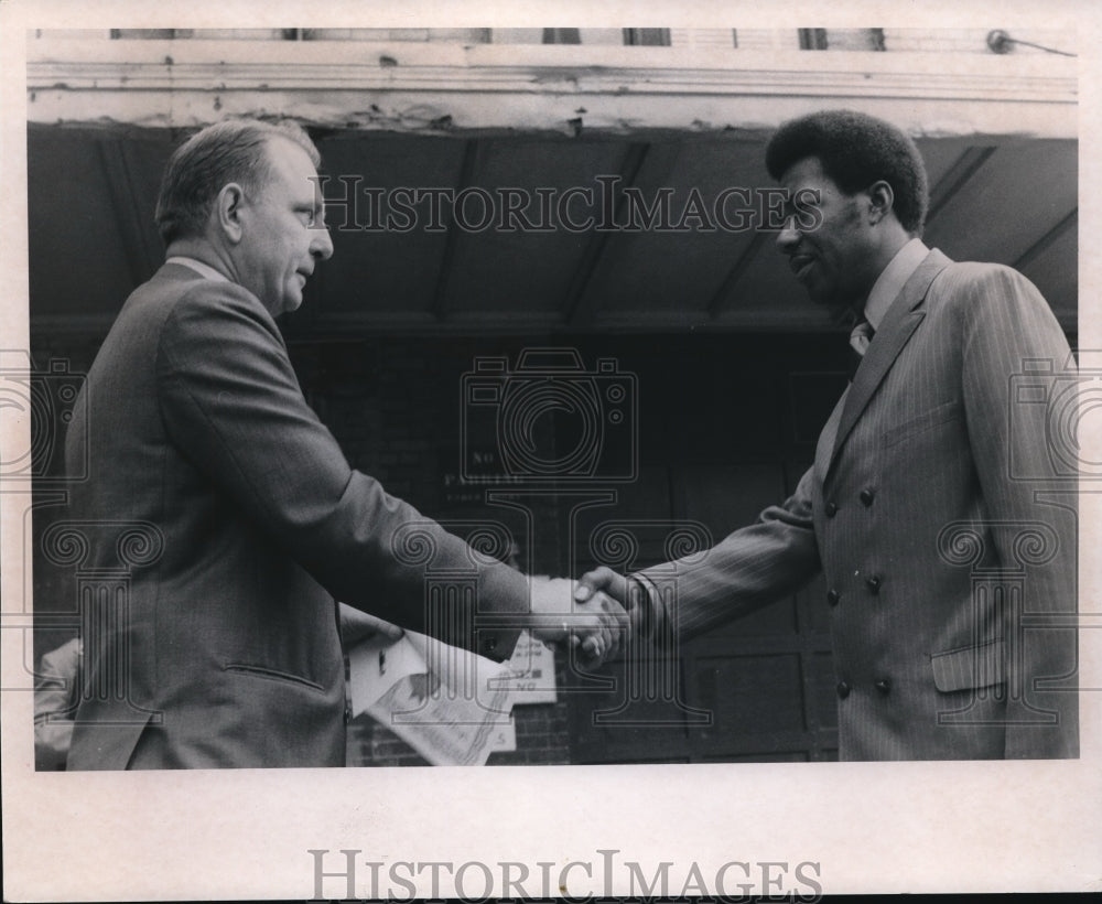 1970 Press Photo Sheriff Ralph Krieger congratulating Carlos Artegas - Historic Images