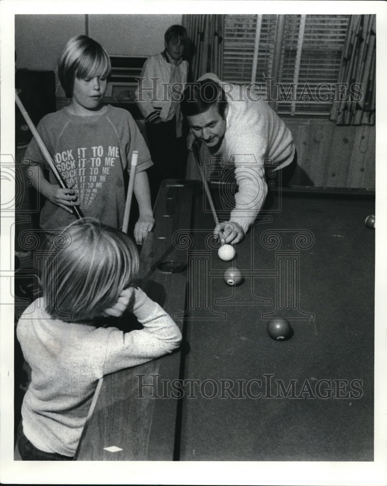 1972 Press Photo Jack Anderson in pool hall with kids - cva04810 - Historic Images