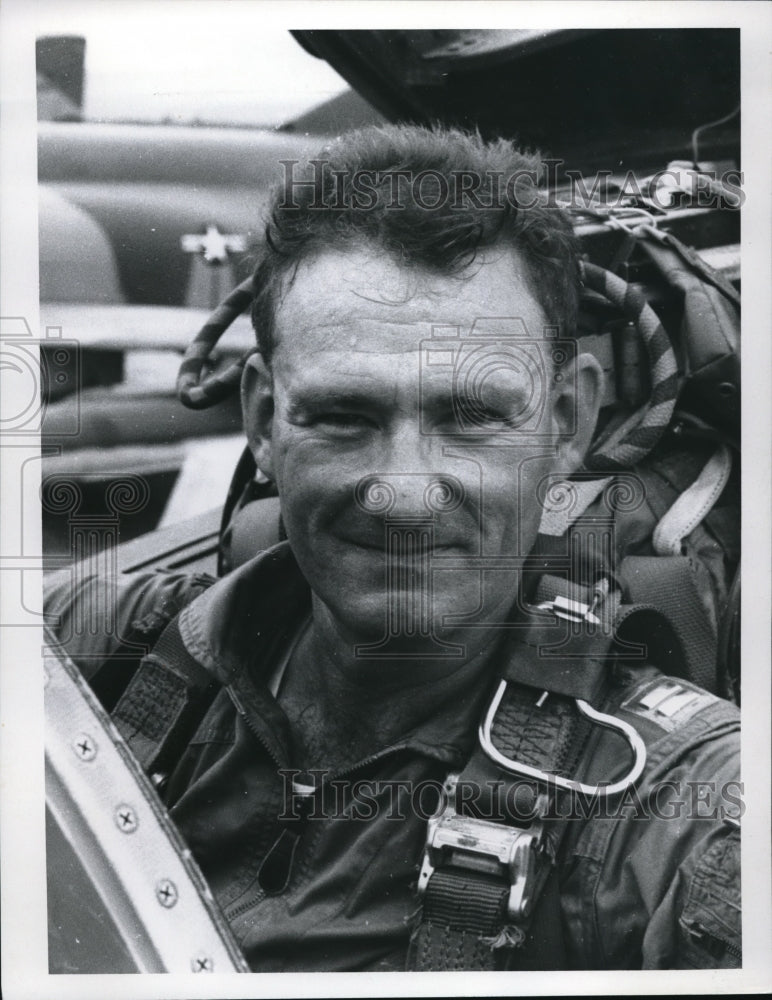 1966 Press Photo Kenneth Armstrong After Fighter Mission in Vietnam - Historic Images