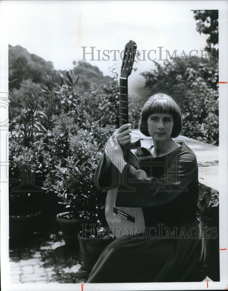 1974 Press Photo Alice Artzt, Classical Guitarist. - Historic Images