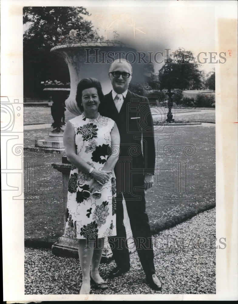 1970 Press Photo The Duke and Duchess of Bedford in private gardens of Waburn - Historic Images