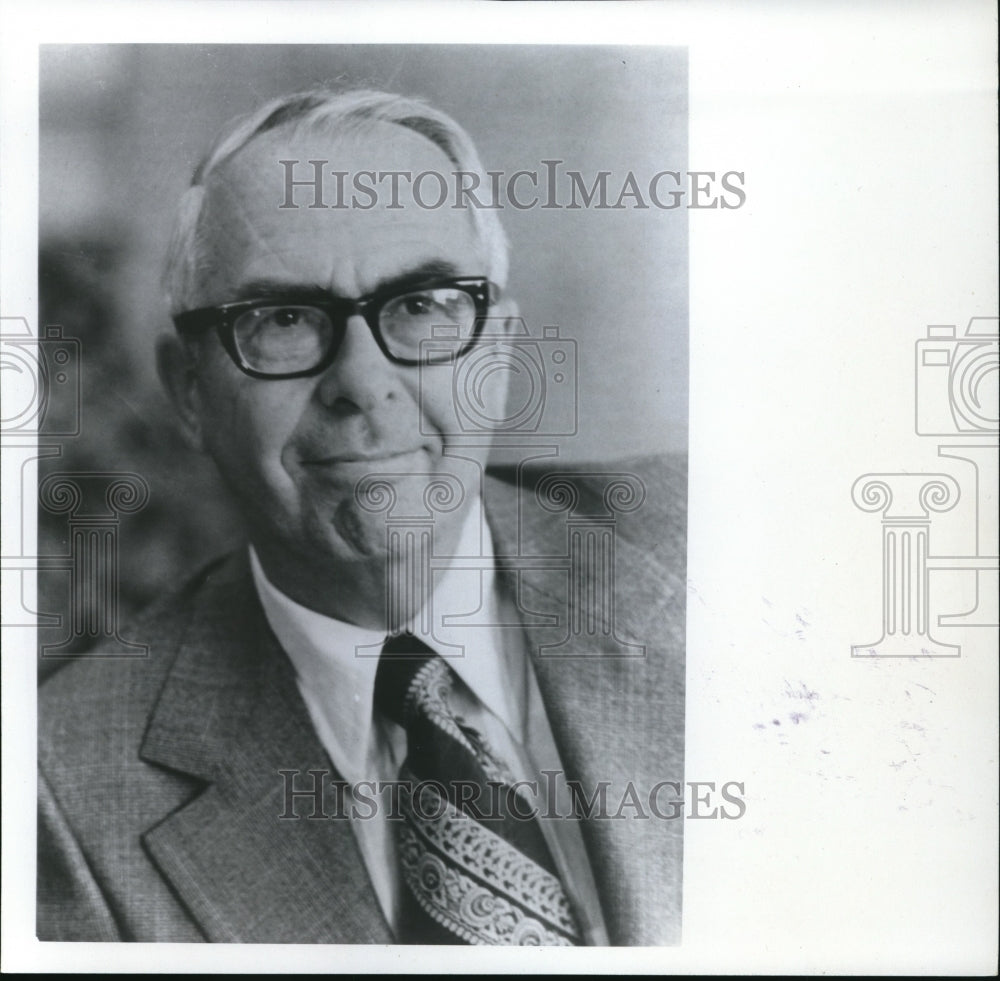 1975 Press Photo Paul E Beck Chairman of the Board - Historic Images