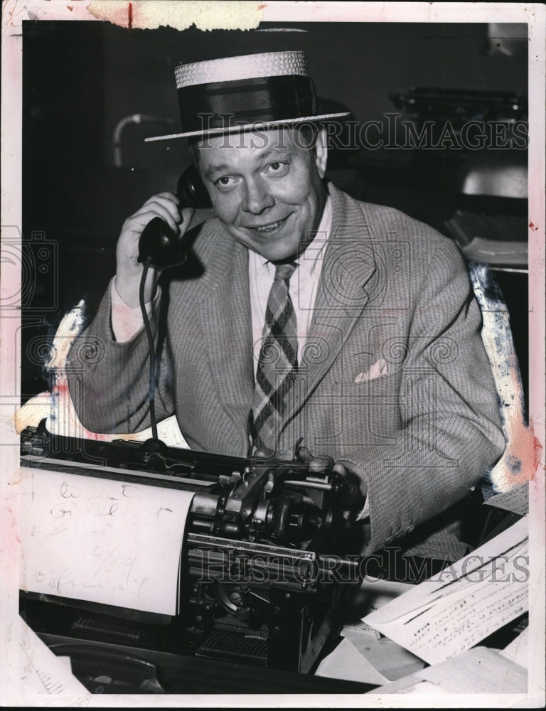 1942 Press Photo Paul Bellamy in Dispatch Room - cva05004 - Historic Images