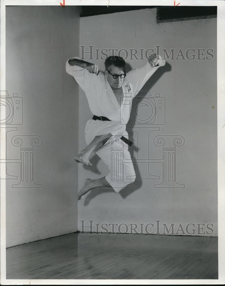 1971 Press Photo Emerson Batdorff Minna Jitsu Karate Master - cva05085 - Historic Images